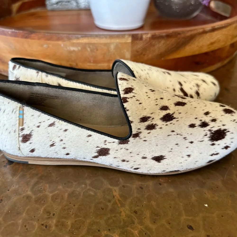 Toms Darcy Flats 
Birch Spotted Cow print
Size 5.5
Brand new, never worn - Picture 2 of 5